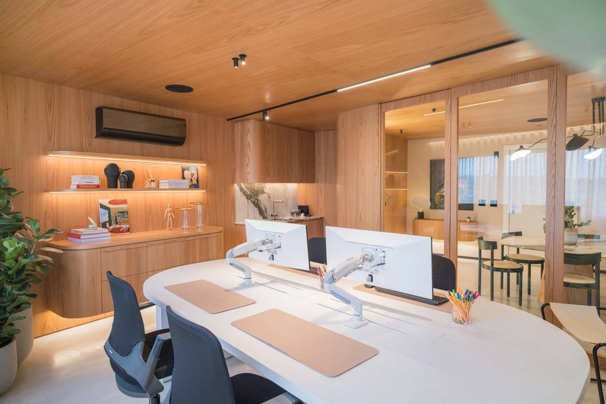 Infographic showing the benefits of mindfulness on stress reduction and productivity