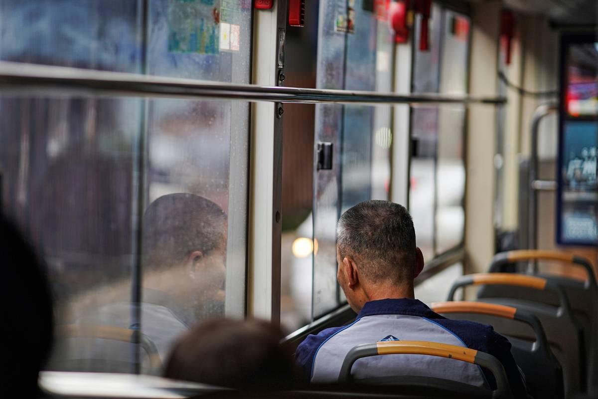 Infographic showing the stress levels and benefits of mindfulness during a daily commute