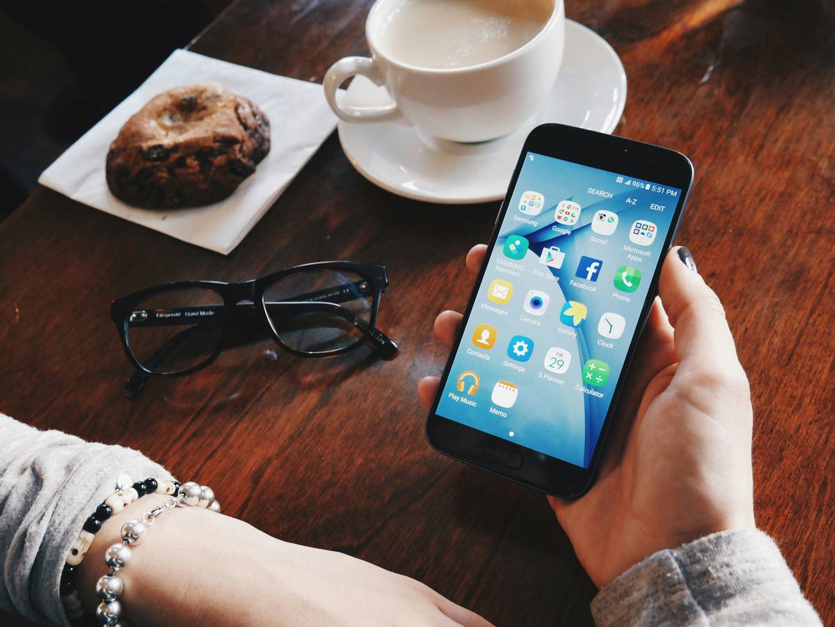 Bar chart showing 23% productivity gain and 31% faster sales cycles from enhanced business phone features (RingCentral 2023)