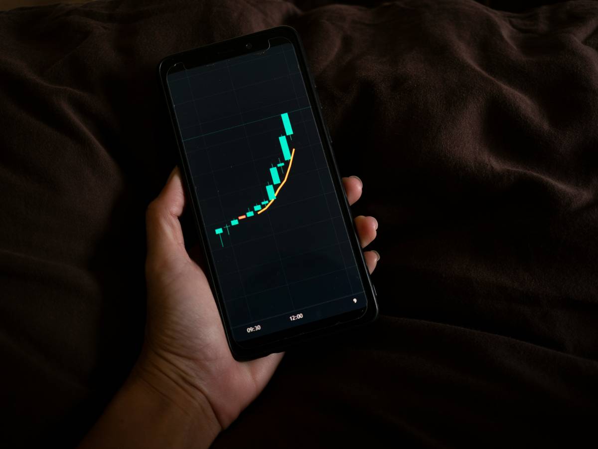 Bar chart showing business impact of call drops: 68% customers hang up after one drop, 43% switch providers, 22% lower retention, 30 min/day lost productivity per rep