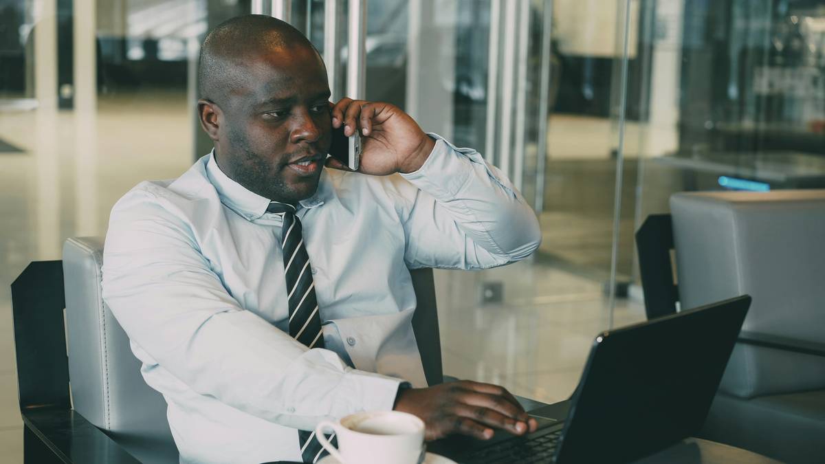 Infographic showing 73% of customers switch after poor call experience, 58% frustrated by excessive transfers, and 42% of SMBs using outdated phone systems